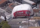 Dirigível contratado pelo São Paulo FC cai em Osasco; uma pessoa sofre ferimentos leves