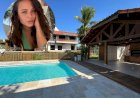 Mansão símbolo da ruptura entre Larissa Manoela e seus pais segue à venda, mas sem interessados