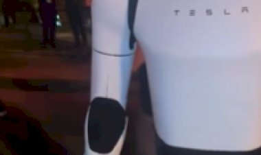 Robô Optimus da Tesla Impressiona em Evento com Habilidades Humanas e Realistas