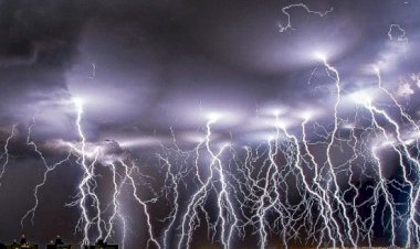 Fotógrafo registra 'chuva' de raios impressionantes em Águas Claras; vídeo viraliza