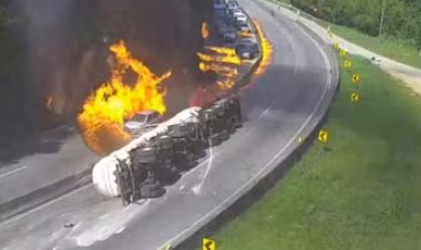 Caminhão com etanol explode na BR-101 em Palhoça e interdita rodovia por mais de 15 horas