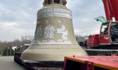 Maior sino do mundo, Vox Patris, chega a Trindade (GO) e emociona fiéis em cortejo de fé