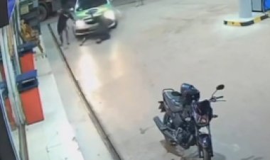 Motorista atropela duas pessoas em posto e foge sem prestar socorro