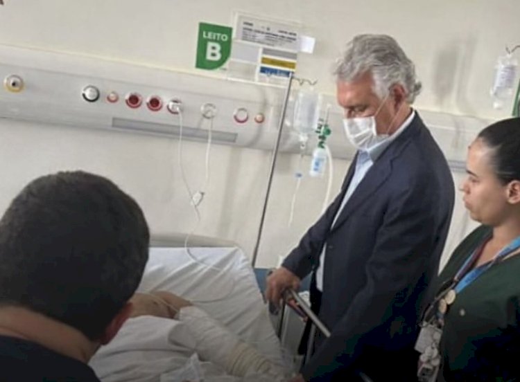 Governador Ronaldo Caiado visita policial militar que se acidentou durante ocorrência