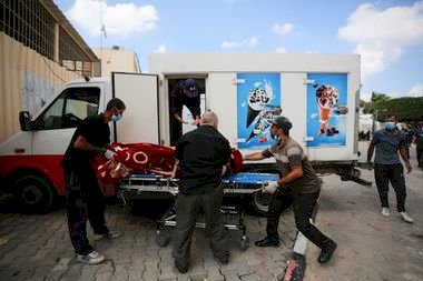 Sem vagas em cemitérios em Gaza, corpos de palestinos são deixados em caminhões de sorvete