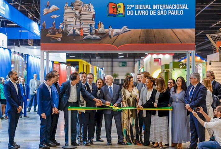 Lula assina decreto que fortalece a leitura e amplia acervos literários para bibliotecas públicas