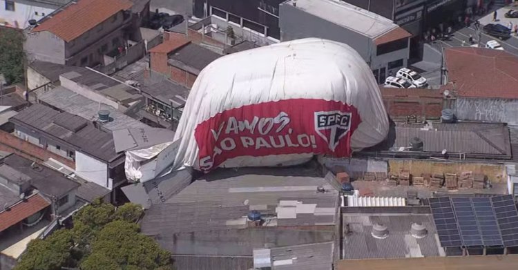 Dirigível contratado pelo São Paulo FC cai em Osasco; uma pessoa sofre ferimentos leves