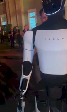Robô Optimus da Tesla Impressiona em Evento com Habilidades Humanas e Realistas