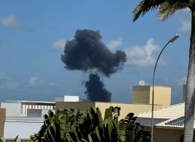 Caça da FAB cai em área residencial de Parnamirim, Grande Natal; piloto sobrevivente