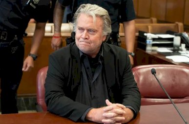 Steve Bannon, Ex-Estrategista de Trump, é Libertado a Uma Semana da Eleição nos EUA
