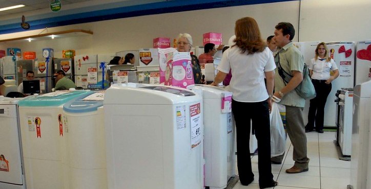 Cautela nas Compras: Intenção de Consumo dos Brasileiros Cai em Outubro, Aponta CNC