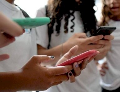 Projeto de Lei Proíbe o Uso de Eletrônicos nas Escolas e Gera Resultados Positivos no Desempenho dos Alunos