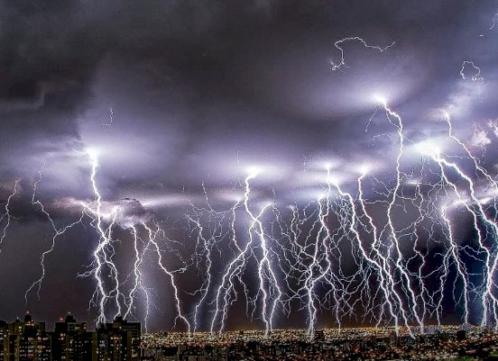 Fotógrafo registra 'chuva' de raios impressionantes em Águas Claras; vídeo viraliza