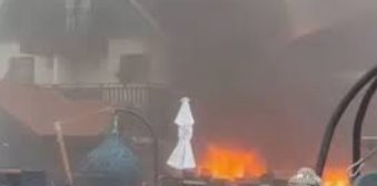 Avião de pequeno porte cai em Gramado, RS, e atinge prédios próximos à rodovia