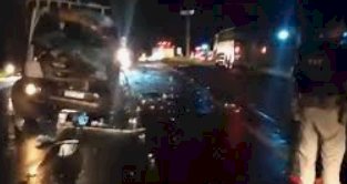 Colisão frontal entre ônibus e caminhão na BR-153 deixa dois motoristas mortos em Uruaçu