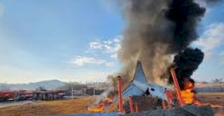 Avião da Jeju Air sai da pista e pega fogo no Aeroporto de Muan: 28 vítimas fatais