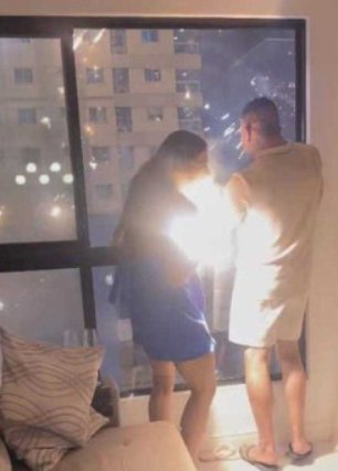 momento em que rojão invade apartamento e fere mulher gravemente