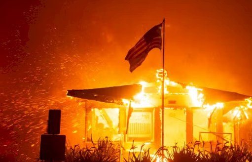 Incêndio Florestal em Los Angeles Destruído Casas e Força Evacuação de 30 Mil Pessoas