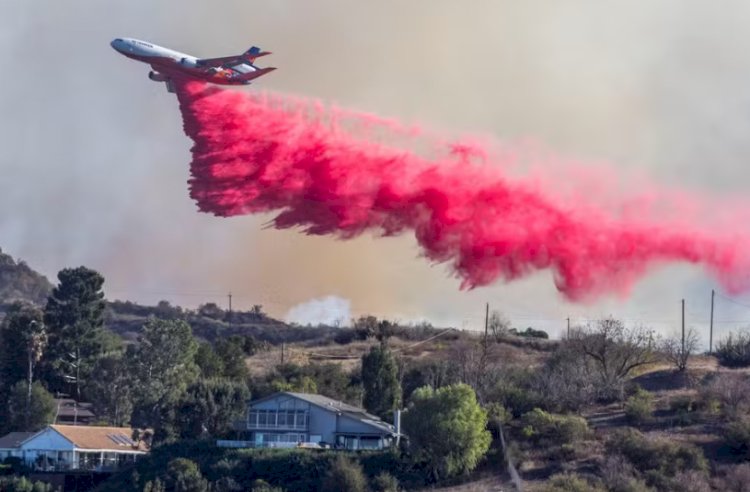 Mistura Cor-de-Rosa é Usada no Combate a Incêndios em Los Angeles