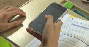MEC orienta escolas sobre proibição do uso de celulares durante aulas e intervalos