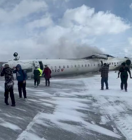 AVIÃO DA DELTA AIRLINES CAPOTA DURANTE POUSO EM TORONTO; NOVO VÍDEO MOSTRA MOMENTO DO ACIDENTE