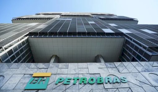 Ações da Petrobras despencam após queda de 70% no lucro anual