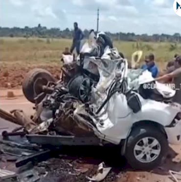 Motorista morre após caminhonete ser esmagada entre duas carretas na BR-163