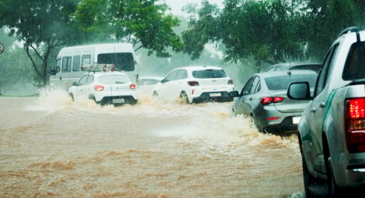 Frente fria avança e traz chuvas fortes para Goiás