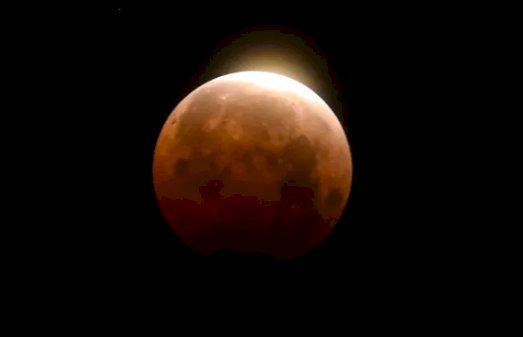 Eclipse total da Lua iluminará o céu na madrugada desta sexta-feira (14)