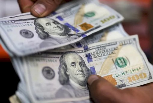 Dólar opera em leve alta com investidores atentos a dados econômicos no Brasil e EUA