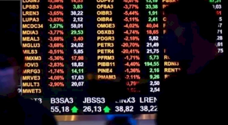 Dólar dispara para R$ 5,82 e Ibovespa cai mais de 3% com escalada da guerra comercial entre EUA e China