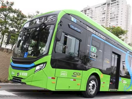 Mercedes entrega ônibus elétricos para SP, mas não recebe pagamento por falta de energia nas garagens
