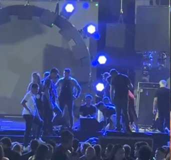 Cantor Marrone sofre queda durante show em Goiânia e é levado ao hospital