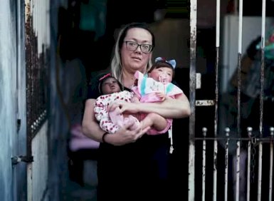 Mulher chama atenção em Itaquera ao passear com boneca hiper-realista: “O dinheiro é seu?”