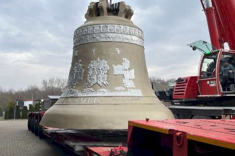Maior sino do mundo, Vox Patris, chega a Trindade (GO) e emociona fiéis em cortejo de fé