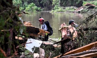 CONFLITO NO TEXAS: MAIS DE 100 MORTOS EM ENCHENTES