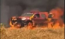 VIATURA DO CORPO DE BOMBEIROS PEGA FOGO DURANTE COMBATE A INCÊNDIO EM JUSSARA (GO)
