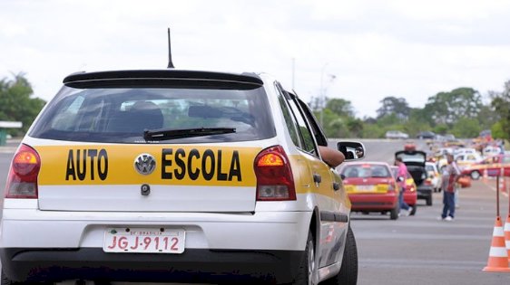CONTRAN ACABA COM OBRIGATORIEDADE DE AULAS EM AUTOESCOLAS PARA TIRAR A CNH