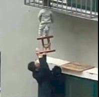 MORADORES SE ARRISCAM PELA JANELA PARA SALVAR CRIANÇA DE 2 ANOS