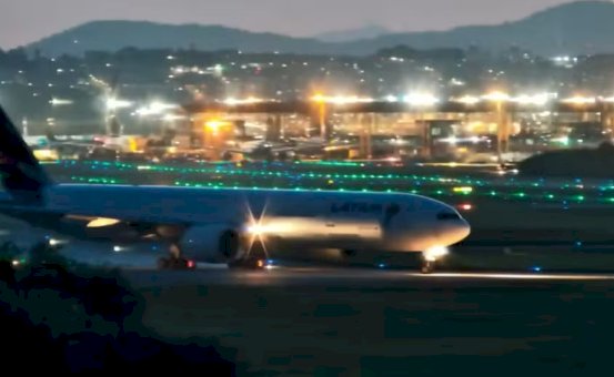 AVIÃO DA LATAM ABORTA DECOLAGEM EM GUARULHOS APÓS ALERTA NO MOTOR