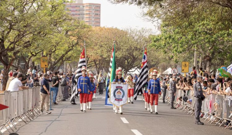 Desfile da Independência reúne chefes dos Três Poderes